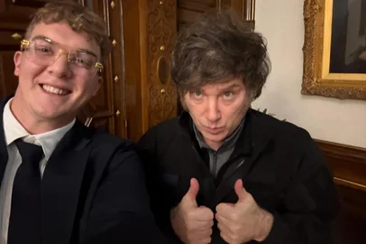 Milei na residência oficial com Hayden Mark Davis, identificado como o responsável pela $LIBRA<!-- NICAID(15977800) -->