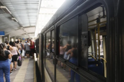 Porto Alegre, RS, Brasil, 06-02-2025: Ônibus da linha 721 - Nova Gleba / Sertório com janelas abertas no Terminal Parobé. Em dia com temperatura acima dos 30 graus, passageiros embarcam em coletivos sem ar condicionado na região central de Porto Alegre. Foto: Mateus Bruxel / Agência RBSIndexador: MATEUS BRUXEL<!-- NICAID(15970780) -->