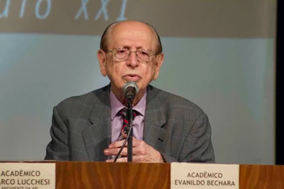 Evanildo Bechara, gramático e membro da ABL, morre aos 97 anos (22/5/2025)<!-- NICAID(16043848) -->
