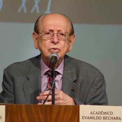 Evanildo Bechara, gramático e membro da ABL, morre aos 97 anos (22/5/2025)<!-- NICAID(16043848) -->