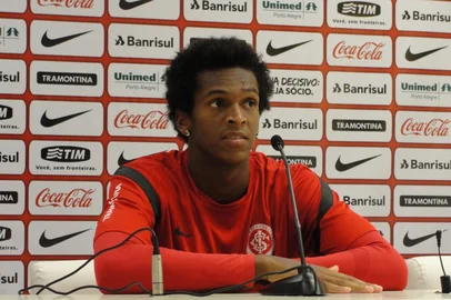 Atacante Jô concede entrevista coletiva no Beira-Rio em 2 de maio de 2012<!-- NICAID(8192150) -->