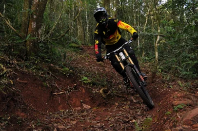 CAXIAS DO SUL, RS, BRASIL 29/08/2018Luan e Laís Rezzadori Fleck, irmãos caxienses que disputam competições nacionais de Downhill. (Felipe Nyland/Agência RBS)<!-- NICAID(13716304) -->