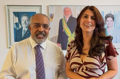 Encontro entre senador Paulo Paim e ex-deputada Manuela D'Ávila, em Brasília<!-- NICAID(16135675) -->