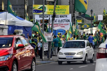 CAXIAS DO SUL, RS, BRASIL, 14/11/2022. Manifestantes continuam em frente ao Quartel em Caxias Do Sul. (Neimar De Cesero/Agência RBS).<!-- NICAID(15264788) -->