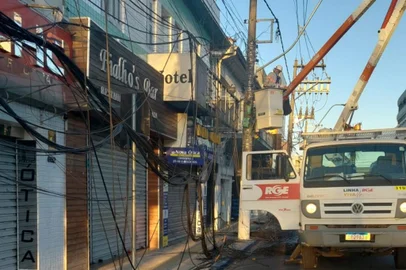 RGE corta cabos de internet e gera transtornos no centro de Gravataí<!-- NICAID(15267565) -->