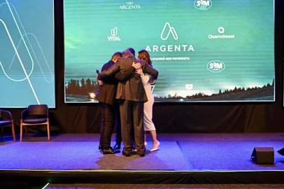 As Empresas SIM, de Flores da Cunha, anunciaram na noite desta quinta-feira (25) o novo posicionamento da marca. SIM Rede de Postos, SIM Distribuidora de Combustíveis, Querodiesel, SIM Lubrificantes, Charrua, A27, Vital, SIM Aviação e vinícola Luiz Argenta passam a se chamar Argenta. Na foto, Neco Argenta, Deunir Argenta e os filhos de Deunir, Daiane e Diego. <!-- NICAID(15745986) -->