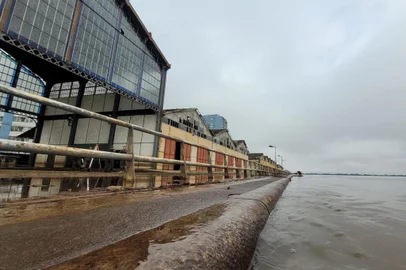 Depois de 29 dias, o Guaíba volta a ficar abaixo da cota de inundação no Pórtico Central do Cais Mauá, no Centro de Porto Alegre.<!-- NICAID(15777901) -->