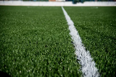Grama sintética de estádio de futebol. Foto: Elton Abreu / stock.adobe.comFonte: 240767016<!-- NICAID(15716199) -->