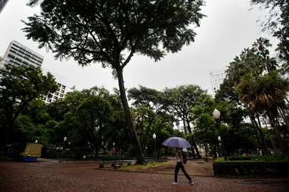 Porto Alegre, RS, BrasilApós dias de calor intenso clima muda para temperaturas amenas e chuva.Indexador: Jonathan Hgeckler<!-- NICAID(15677622) -->