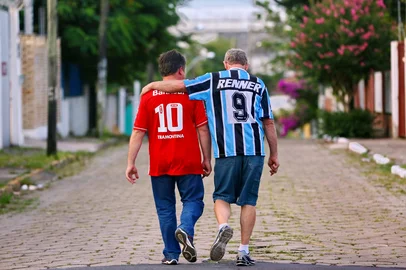 Carlos Macedo / Agencia RBS PORTO ALEGRE,RS, BRASIL, 26-02-2015 - Richard (colorado), 42 anos, e o sogro Everaldo, 65 anos, irão junto ao Gre-Nal. (Gre-Nal do Gauchão terá torcida mista. Mil colorados e mil gremistas vão acompanhar lado a lado o clássico do próximo dia 1º, no Beira-Rio. (Foto:CARLOS MACEDO/Agência RBS)<!-- NICAID(11224933) -->