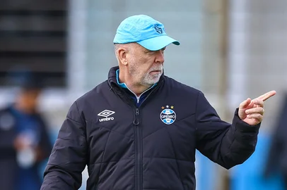 RS - FUTEBOL/ TREINO GREMIO 2025 - ESPORTES - Jogadores do Gremio realizam treino técnico durante a manha desta segunda-feira, no CT Luiz Carvalho, na preparação para a partida valida pelo Campeonato Brasileiro 2025. FOTO: LUCAS UEBEL/GREMIO FBPA<!-- NICAID(16057058) -->