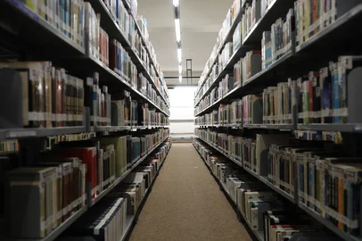 CAXIAS DO SUL, RS, BRASIL - 1º/05/2025. Biblioteca central da UCS está completando 55 anos. O local conta com livros voltados para os cursos da universidade. O local também tem em seu acervo uma sala para coleções especiais, com livros antigos, que estão guardados em um container climatizado. A biblioteca ainda conta com o serviço de restauro das obras mais antigas. (Ulisses Castro / Agência RBS).<!-- NICAID(16028353) -->