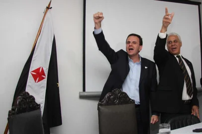 Prefeito do Rio de Janeiro Eduardo Paes ao lado do ex-artilheiro do Vasco Roberto Dinamite, falecido em 8 de janeiro de 2023 em decorrência de um câncer no intestino.<!-- NICAID(15315694) -->