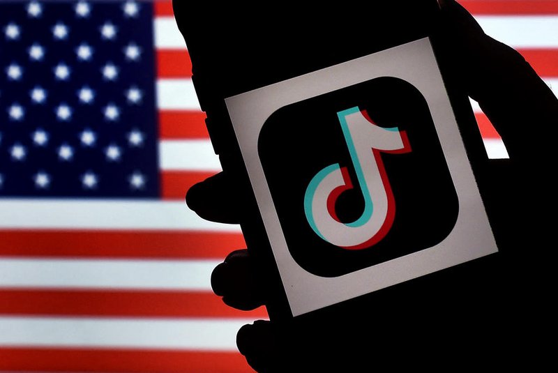 (FILES) In this photo illustration, the social media application logo, TikTok is displayed on the screen of an iPhone on an American flag background on August 3, 2020 in Arlington, Virginia. The US House of Representatives overwhelmingly approved a bill on March 13, 2024 that would force Tiktok to divest from its Chinese owner or get banned from the United States. (Photo by Olivier DOULIERY / AFP)Editoria: ACELocal: ArlingtonIndexador: OLIVIER DOULIERYSecao: IT/computer sciencesFonte: AFPFotógrafo: STF<!-- NICAID(15704619) -->