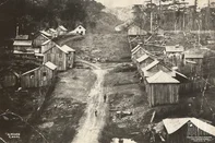 Vista parcial da antiga rua Silveira Martins, conhecida também como Rua Grande, atual Av. Júlio de Castilhos. Colônia Caxias, atual município de Caxias do Sul, 1878.Autoria: Domingos Mancuso.Doação: Francisco Fortuna.<!-- NICAID(13812967) -->
