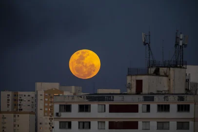 PORTO ALEGRE, RS, BRASIL, 01.07.2023: Primeira superlua de agosto  chamada de Superlua do Esturjão. Foto: Camila Hermes/Agencia RBS<!-- NICAID(15498144) -->