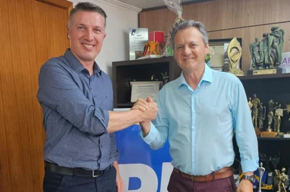 Vereador de Caxias do Sul, Maurício Scalco (PL), em encontro com o deputado federal e presidente estadual do PL, Giovani Cherini, em Porto Alegre.<!-- NICAID(15657416) -->