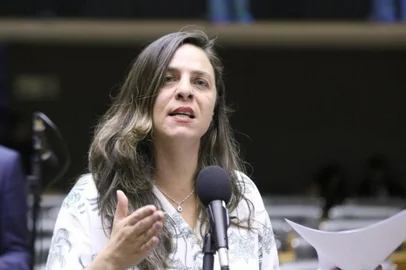 Câmara aprova projeto que reforça medida protetiva em caso de aproximação do agressor. A deputada Fernanda Melchionna (PSOL-RS) destacou que o ciclo da violência é perverso e muitas mulheres não acreditam que serão assassinadas por seus maridos e ex-maridos. Ela também citou um caso de feminicídio em Canoas, na Região Metropolitana.<!-- NICAID(16076211) -->