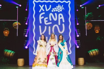 Flores da Cunha elegeu, neste sábado, dia 19, o trio de soberanas que representará a 15ª edição da Festa Nacional da Vindima – Fenavindima, que ocorrerá de 22 de fevereiro a 10 de março de 2024. Em uma noite marcada pela emoção, Paula Bebber (C) passa a ostentar o título de rainha da corte florense, Bruna Marini (D) e Caroline Foss (E) Lovison foram coroadas as princesas da festa.<!-- NICAID(15515124) -->