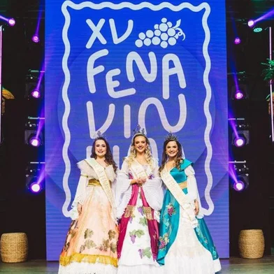 Flores da Cunha elegeu, neste sábado, dia 19, o trio de soberanas que representará a 15ª edição da Festa Nacional da Vindima – Fenavindima, que ocorrerá de 22 de fevereiro a 10 de março de 2024. Em uma noite marcada pela emoção, Paula Bebber (C) passa a ostentar o título de rainha da corte florense, Bruna Marini (D) e Caroline Foss (E) Lovison foram coroadas as princesas da festa.<!-- NICAID(15515124) -->