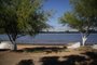 Canoas, RS, Brasil, 27-12-2021: Situação da praia de Paquetá. A prefeitura de Canoas anunciou nova infraestrutura para temporada de verão no local que, aos finais de semana, chega a receber 5 mil pessoas. Houve reparos nas vias de acesso, no campo de areia e no Santuário Sincrético. A beira da praia foi limpa. Foram instalados banheiros químicos, cabine com chuveiro elétrico, lixeiras de ferro e playground. (Foto: Mateus Bruxel / Agência RBS)Indexador: Mateus Bruxel<!-- NICAID(14977060) -->