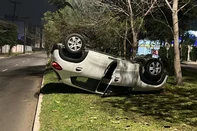 Um carro capotou na noite desta terça-feira (23) após um acidente na Avenida Protásio Alves, na zona norte de Porto Alegre.<!-- NICAID(16085990) -->