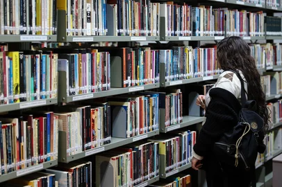 CAXIAS DO SUL, RS, BRASIL, 23/08/2024. A reportagem conversou com o diretor do departamento do Livro, Literatura e Leitura, Cássio Felipe Immig (na foto), sobre a programação da 40° Feira do Livro de Caxias do Sul. Na foto, setor do acervo da Biblioteca Pública Municipal. (Bruno Todeschini/Agência RBS)Indexador: Bruno Todeschini<!-- NICAID(15847652) -->