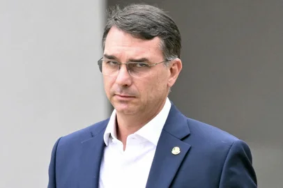 Senator Flavio Bolsonaro, son of former Brazilian president Jair Bolsonaro, leaves the Federal Police headquarters where Bolsonaro is being held, in Brasilia, on November 25, 2025. Brazil's Supreme Court on November 24 voted to uphold the imprisonment of former president Jair Bolsonaro, who was detained over the weekend for tampering with his ankle monitor using a soldering iron. (Photo by Evaristo Sa / AFP)Editoria: POLLocal: BrasíliaIndexador: EVARISTO SASecao: prisonFonte: AFPFotógrafo: STF<!-- NICAID(16174147) -->
