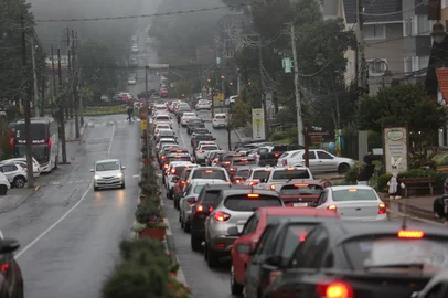 GRAMADO, RS, BRASIL, 19/04/2025. Movimento em Gramado no feriado de Páscoa. Milhares de turistas invadiram as ruas da cidade em busca de frio, chocolates e atrações turísticas. (Porthus Junior/Agência RBS)<!-- NICAID(16020231) -->