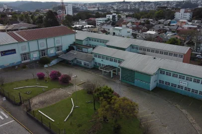 CAXIAS DO SUL, RS, BRASIL, 01/09/2020. Rede de ensino público e privado estão  no aguardo da liberação da volta às aulas. Possibilidade do retorno gradual foi anunciada pelo governador Eduardo Leite. Na foto, Instituto Estadual de Educação Cristóvão de Mendoza. Caminhos do Saber. (Porthus Junior/Agência RBS)<!-- NICAID(14581663) -->