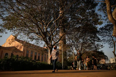 Na foto, a Orla Moacyr Scliar e Usina do Gasômetro.Foto: Anselmo Cunha/Agência RBS<!-- NICAID(14867002) -->