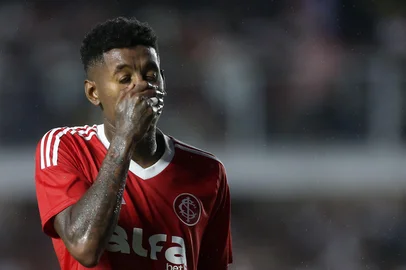 SÃO PAULO X INTERNACIONALSP - BRASILEIRÃO/SÃO PAULO X INTERNACIONAL - ESPORTES - Vitão, do Internacional, se lamenta na partida entre São Paulo e Internacional válida pela 37ª rodada do   Campeonato Brasileiro 2025, na Vila Belmiro, em Santos, na noite desta quarta-feira, 3.   03/12/2025 - Foto: GUILHERME DIONíZIO/CÓDIGO19/ESTADÃO CONTEÚDOEditoria: ESPORTESLocal: SANTOSIndexador: GUILHERME DIONíZIOFonte: CÃ³digo 19Fotógrafo: CÓDIGO19<!-- NICAID(16179867) -->
