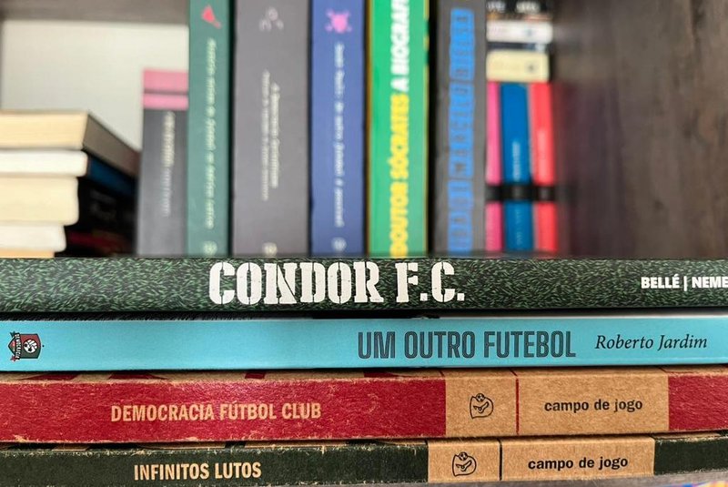 Livros que estarão à venda na 1ª feira futeboleira de Porto Alegre, a Sol y Sombra<!-- NICAID(15613362) -->