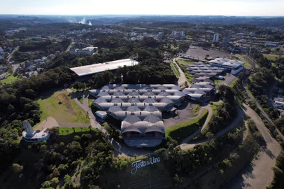 CAXIAS DO SUL, RS, BRASIL, 02/08/2023. Vista aérea do Parque Mário Bernardino Ramos, o Parque de Eventos da Festa Nacional da Uva. Vista dos Pavilhões da Festa da Uva. (Porthus Junior/Agência RBS)<!-- NICAID(15499049) -->
