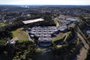CAXIAS DO SUL, RS, BRASIL, 02/08/2023. Vista aérea do Parque Mário Bernardino Ramos, o Parque de Eventos da Festa Nacional da Uva. Vista dos Pavilhões da Festa da Uva. (Porthus Junior/Agência RBS)<!-- NICAID(15499049) -->
