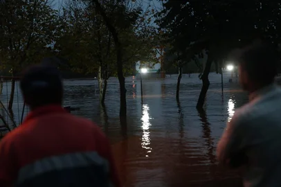 Rio Caí supera em 2,6 metros sua cota de inundaçao mas começa a apresentar recuo das águas. Bairros de São Sebastião do Cai são novamente alagados<!-- NICAID(16063352) -->