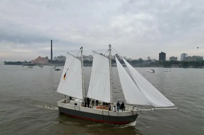 Porto Alegre, RS, Brasil, 10/07/2022 - Velejada da reprodução do barco farrroupilha Seival. - Foto: Jefferson Botega/Agência RBS<!-- NICAID(15145225) -->