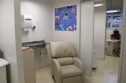 Reunir todos os atendimentos em apenas um ambiente que seja acolhedor para a vítima de violência. Esse é o principal fundamento do Centro de Referência ao Atendimento Infanto Juvenil (Crai), implantado no Hospital Geral, em Caxias do Sul, em convênio com o Governo do Estado. Este é o primeiro Crai instalado no interior do Rio Grande do Sul.<!-- NICAID(15090909) -->