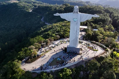 André Ávila / Agencia RBS ENCANTADO, RS, BRASIL - 2025.04.21 - No dia da morte do Papa Francisco, fiéis comparecem ao Cristo de Encantado, onde também foi realizada uma missa em homenagem ao Pontífice argentino. A missa foi realizada pelo padre Alberto Tremea. (Foto: André Ávila/ Agência RBS)<!-- NICAID(16021200) -->