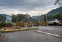 Caminhão colide contra estrutura de sinalização e bloqueia a BR-116, em Nova Petrópolis