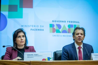 O Conselho Monetário Nacional (CMN) vai mudar o regime de metas de inflação. A decisão foi apresentada pelo ministro da Fazenda, Fernando Haddad, após reunião ocorrida nesta quinta-feira (29). A meta será contínua a partir de 2025, além de ter sido mantida em 3,25% para 2023, e 3% para 2024, 2025 e 2026, com margem de tolerância de 1,5 ponto percentual para cima ou para baixo.<!-- NICAID(15469864) -->
