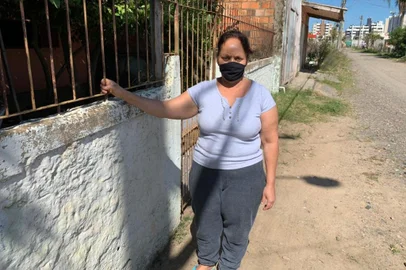 PORTO ALEGRE - VILA NAZARÉ - 14 DE ABRIL DE 2021: Os moradores que ainda permanecem no sítio aeroportuário onde está a Vila Nazaré reclamam da demora do poder público em achar uma solução para sua transferência. Alguns aceitam os apartamentos ofertados pela prefeitura, mas outros preferem indenização. Na foto, a moradora Maria Valdecy Feil dos Santos.<!-- NICAID(14758371) -->