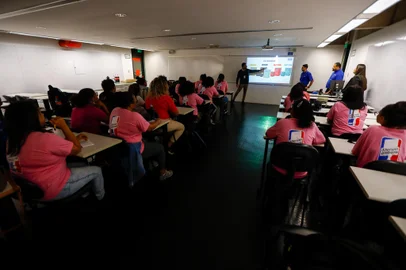 PORTO ALEGRE, RS, BRASIL, 24.05.2023: Projeto Elas em Cores busca promover a capacitação profissonal para mulheres.O projeto é uma parceria entre a universidade UniRitter e Sherwin-Williams. Foto: Camila Hermes/Agencia RBS<!-- NICAID(15437654) -->