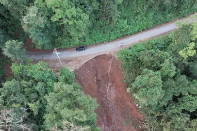 Parte da estrada Claudio Formolo desmoronou por conta da chuva<!-- NICAID(15755122) -->
