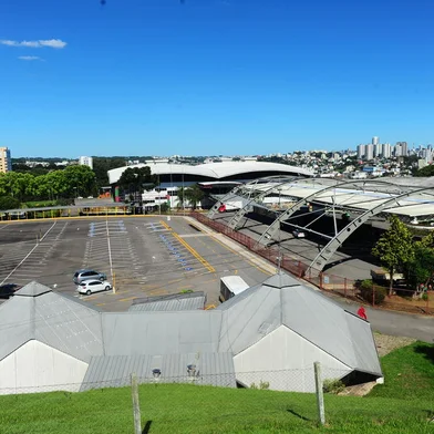 CAXIAS DO SUL, RS, BRASIL, 07/02/2022. Preparativos para a Festa da Uva. Pavilhões estão recebendo melhorias e stands estão sendo montados. Na foto, vistas gerais dos Pavilhões e do estacionamento. (Porthus Junior/Agência RBS)<!-- NICAID(15009520) -->