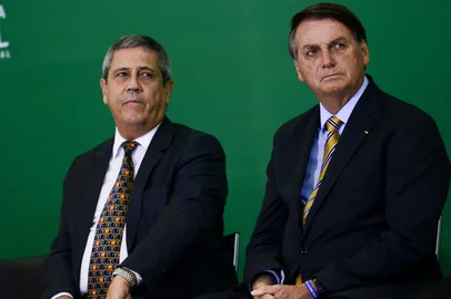 O ministro da Casa Civil, Braga Netto, e o presidente Jair Bolsonaro durante solenidade alusiva aos 54 anos da Embratur e do lançamento do selo comemorativo Embratur 54 anos,  no PalÃ¡cio do Planalto.<!-- NICAID(15919544) -->