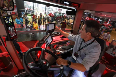 Não-Me-Toque, RS, Brasil - 25º Expodireto Cotrijal. Uso de Inteligência Artificial no Agronegócio. Tratores e motores da Massey Fergunson com IA. Na foto, Lucas Zanetti, gerente de Marketing Produto Massey Ferguson.  Foto: Jefferson Botega / Agencia RBSIndexador: jeff botega<!-- NICAID(15994805) -->
