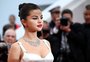 Selena Gomez se torna bilionária com marca de maquiagem Rare Beauty