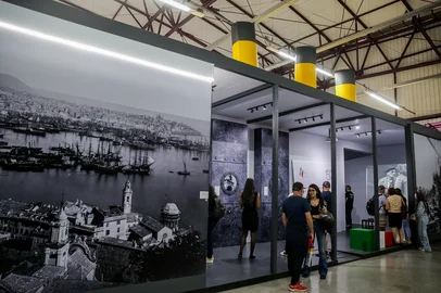 A Festa das Colheitas de Caxias do Sul recebe uma oportunidade imersiva na Imigração Italiana em forma de estande. O espaço, pertencente ao Consulado-Geral da Itália em Porto Alegre e ao Consulado Honorário Italiano do município, é inspirado em salas de exposições de museus e traz em seu conceito a estrutura de um navio, representando a viagem feita pelos italianos ao Brasil. (Neimar De Cesero/Agência RBS)Indexador: Neimar De Cesero<!-- NICAID(15995835) -->
