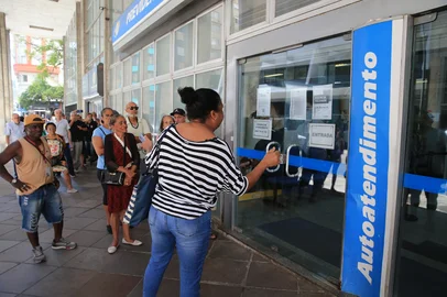 PORTO ALEGRE, RS, BRASIL, 26-01-2026: A instabilidade no sistema do Instituto Nacional do Seguro Social (INSS), que já dura uma semana, causa transtornos aos beneficiários que não conseguem atendimento presencial. Na manhã desta segunda-feira (26), a falha chegou a causar uma confusão em frente à agência da Previdência Social da Rua Jerônimo Coelho, no Centro Histórico, em Porto Alegre.  Foto: Ronaldo Bernardi/Agência RBS<!-- NICAID(16211653) -->